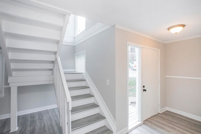 Building Photo - 421 Raintree Dr