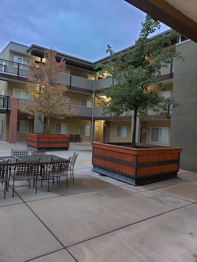 Building Photo - 4340 S Highland Dr