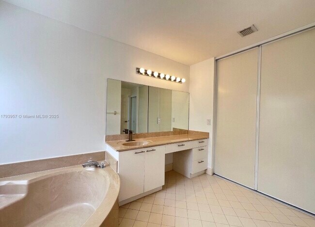 Foto del edificio - 725 NW 156th Ave