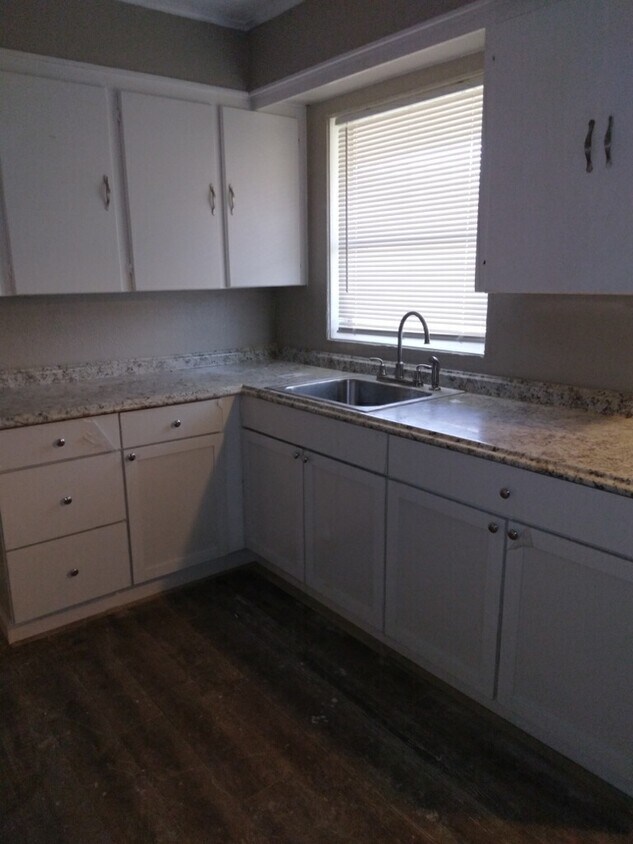 Building Photo - Large Family Home Central located