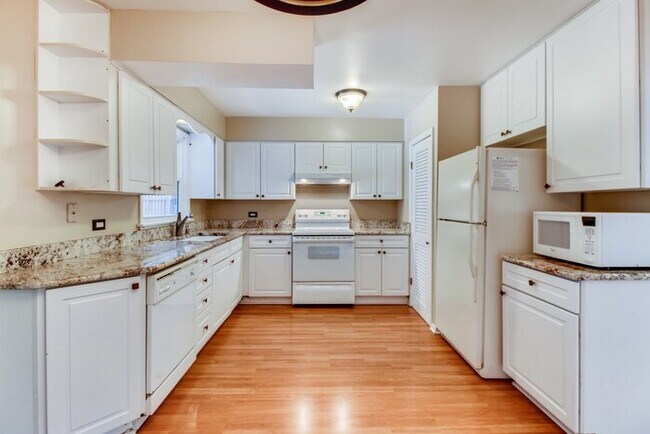 Foto del edificio - 903 Oxford Road, Glen Ellyn, IL, 60137