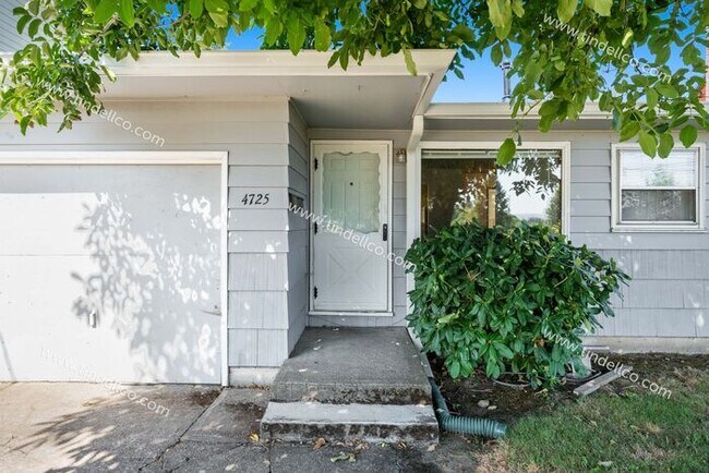 Foto del edificio - Charming 2-Bedroom Ranch with Garage & Fen...