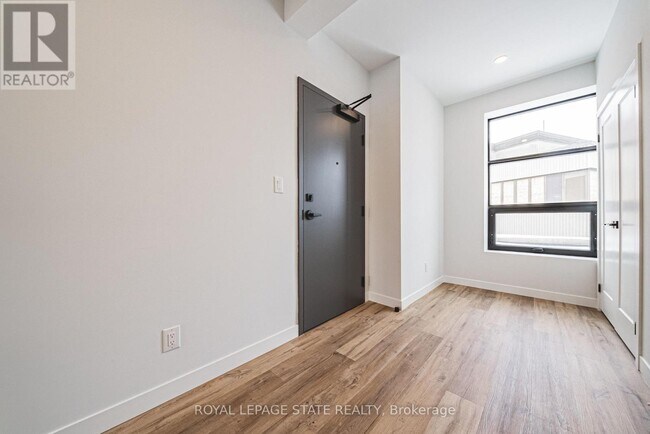 Building Photo - 555 Sanatorium Rd