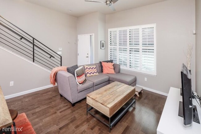 Building Photo - 2 br, 2 bath Townhome - 1325 W Sutter Walk
