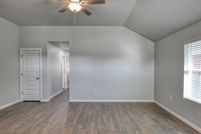 Foto del edificio - New Construction in Varenna Landing! Storm shelter and lawn care included!