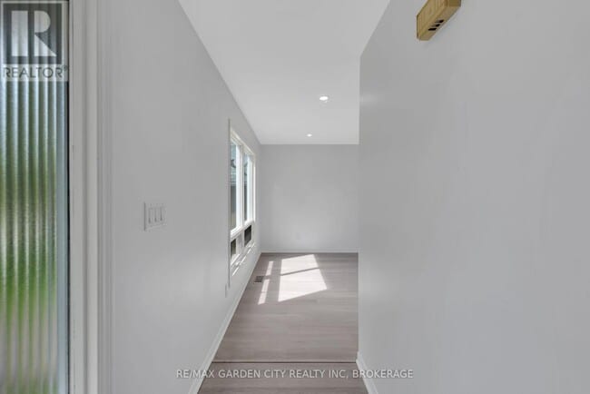 Building Photo - 54 Bogart St