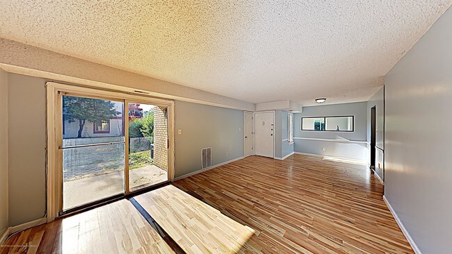 Foto del edificio - 12 Newport Ct