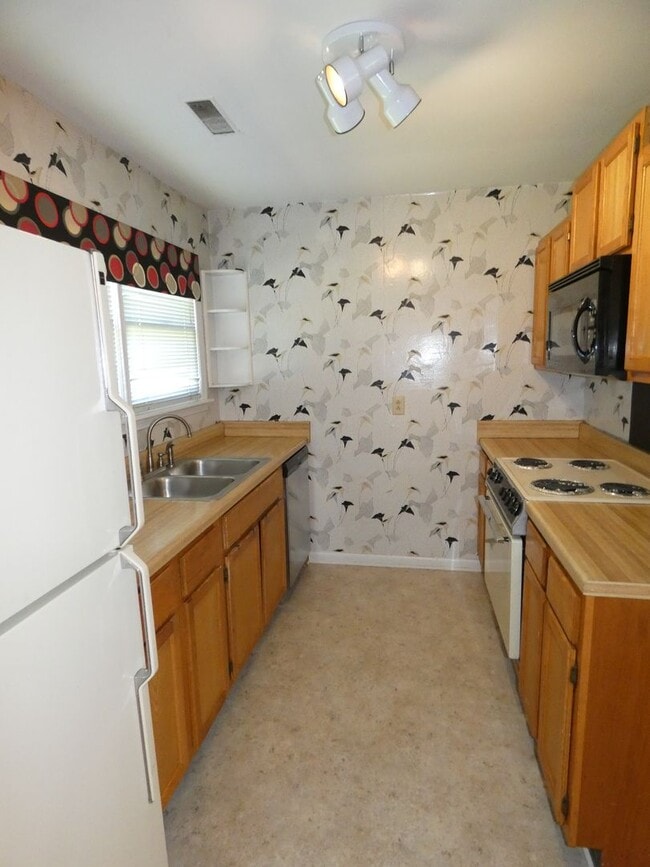 Building Photo - Charming Carriage Home in the Heart of Hoover