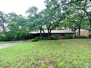 Building Photo - 3010 Nottingham Dr