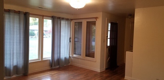 Foto del edificio - 4607 Clinton Ave