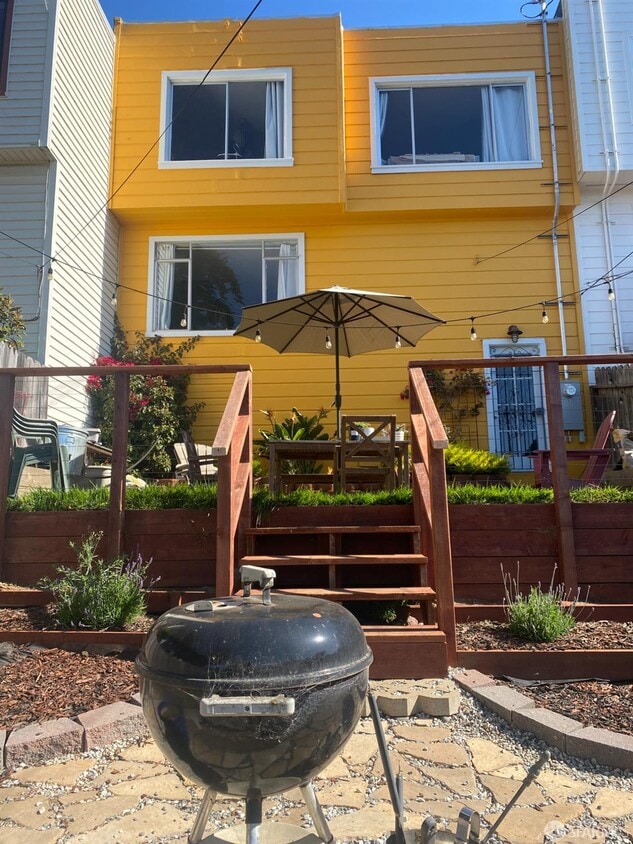 Building Photo - 487 Los Palmos Dr