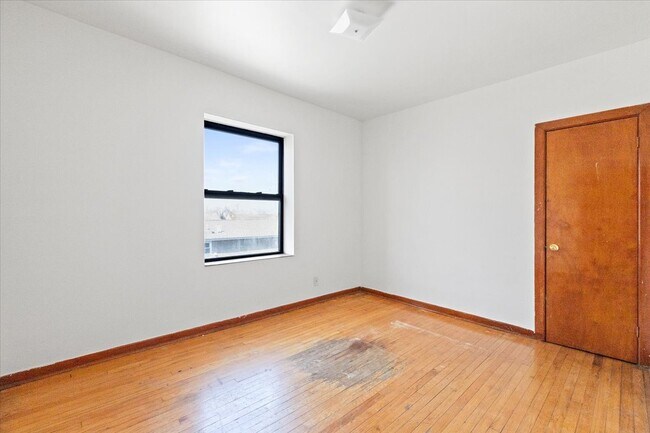 Building Photo - 3557 W Cortland St