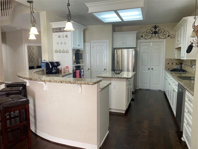 Foto del edificio - 12906 Golden Rainbow Dr