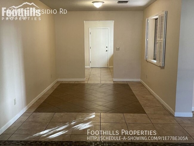 Building Photo - 2 BR 2 BA Central Townhouse