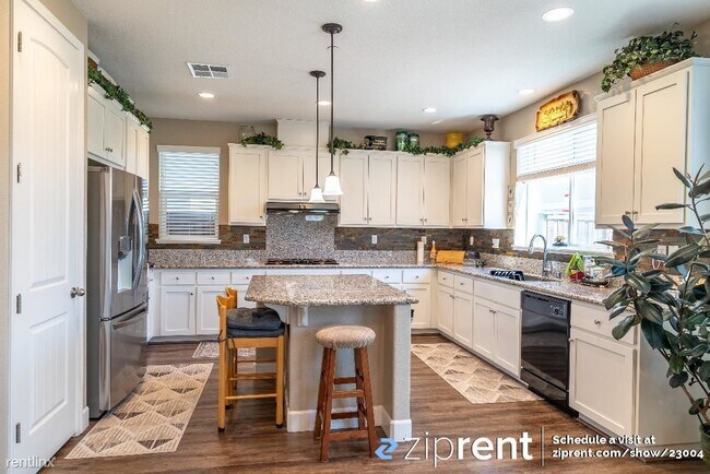 Building Photo - 5 br, 4.5 bath House - 707 Razorbill Stree...