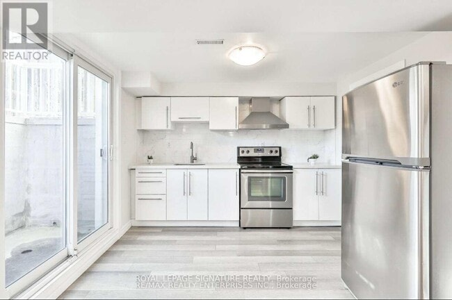 Building Photo - 4050 Dunmow Crescent
