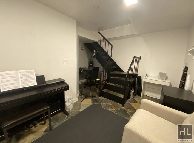 Building Photo - 1 Bed in Slope South!
