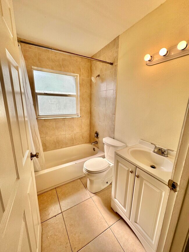 Building Photo - 401 SW 9th Ct