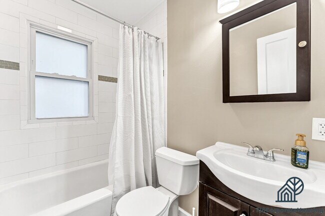 Building Photo - Furnished 3-Bedroom Lower Apartment on Delaware Ave