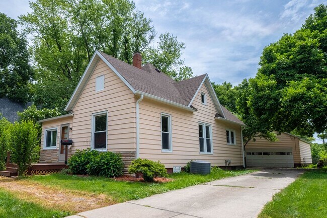 Building Photo - NEW LISTING-COMING SOON!!