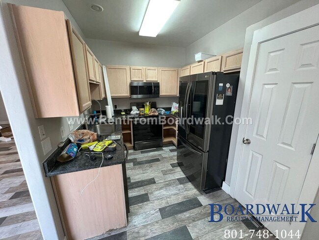 Building Photo - Large 5 Bedroom End Unit Townhouse in Lehi!