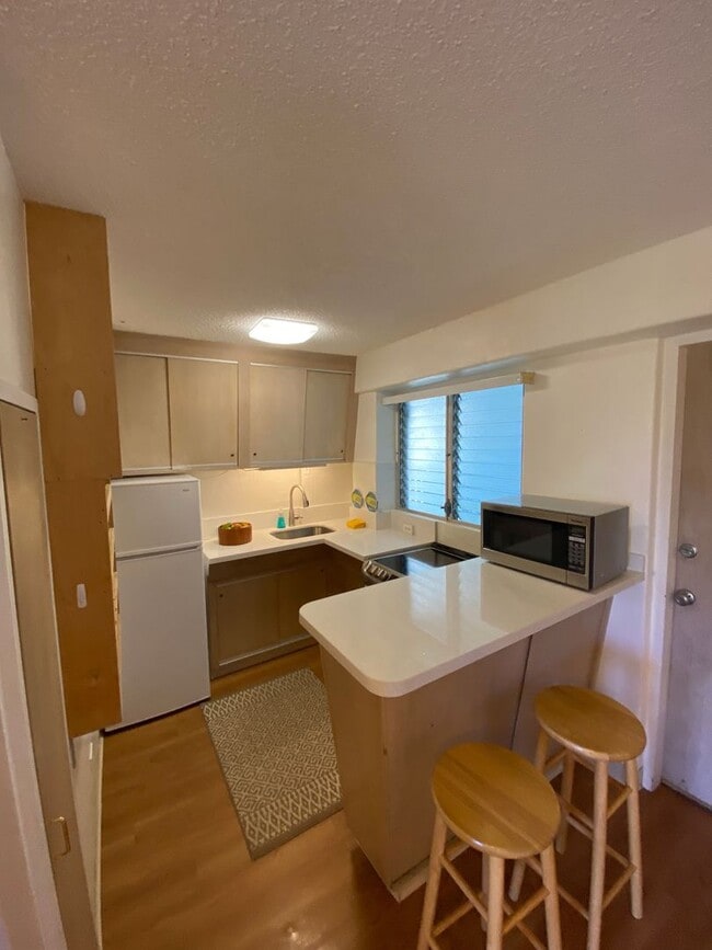 Building Photo - Central location! 1 bedroom, 1 bath, 1 par...