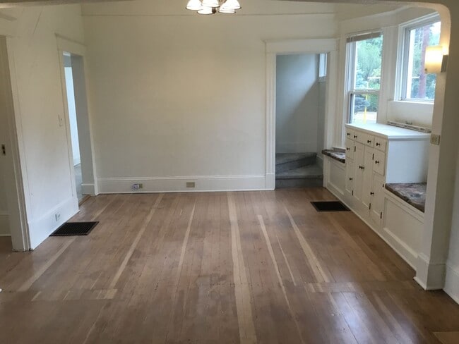 Building Photo - URBAN CHARMER