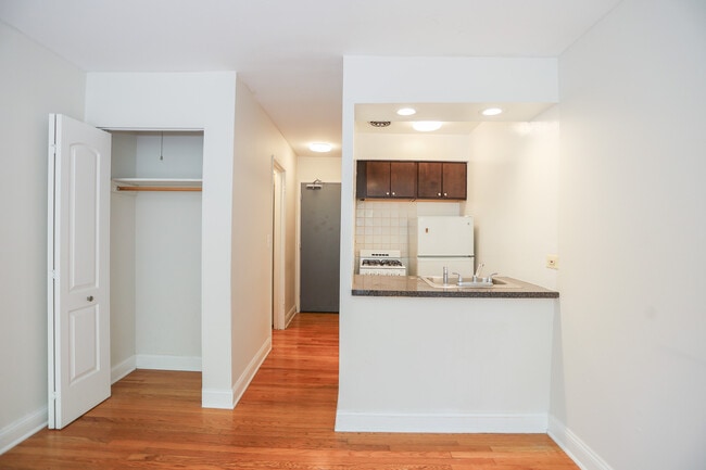 Building Photo - 625 W Cornelia