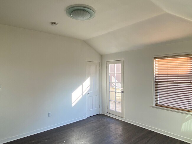 Foto del edificio - 8731 Holloway Dr