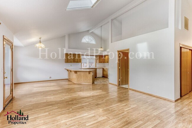 Foto del edificio - Pet-Friendly Hillsboro Home with Brand New Carpets and Fresh Paint!