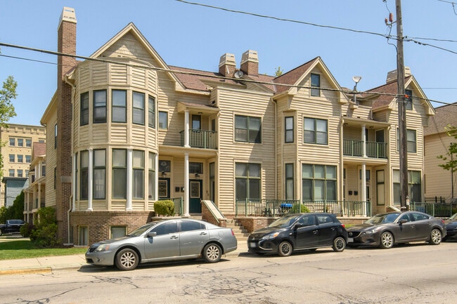 Building Photo - 902 E Brady St