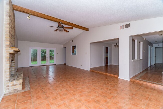 Foto del edificio - 3-BEDROOM IN CASTLE HILLS FOREST, NORTH EA...