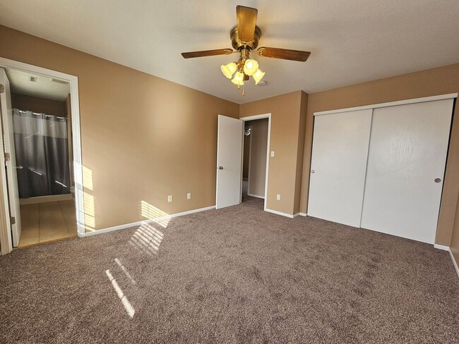 Foto del edificio - 3 bedroom 2.5 bath with an additional family room, Linn Mar School Area