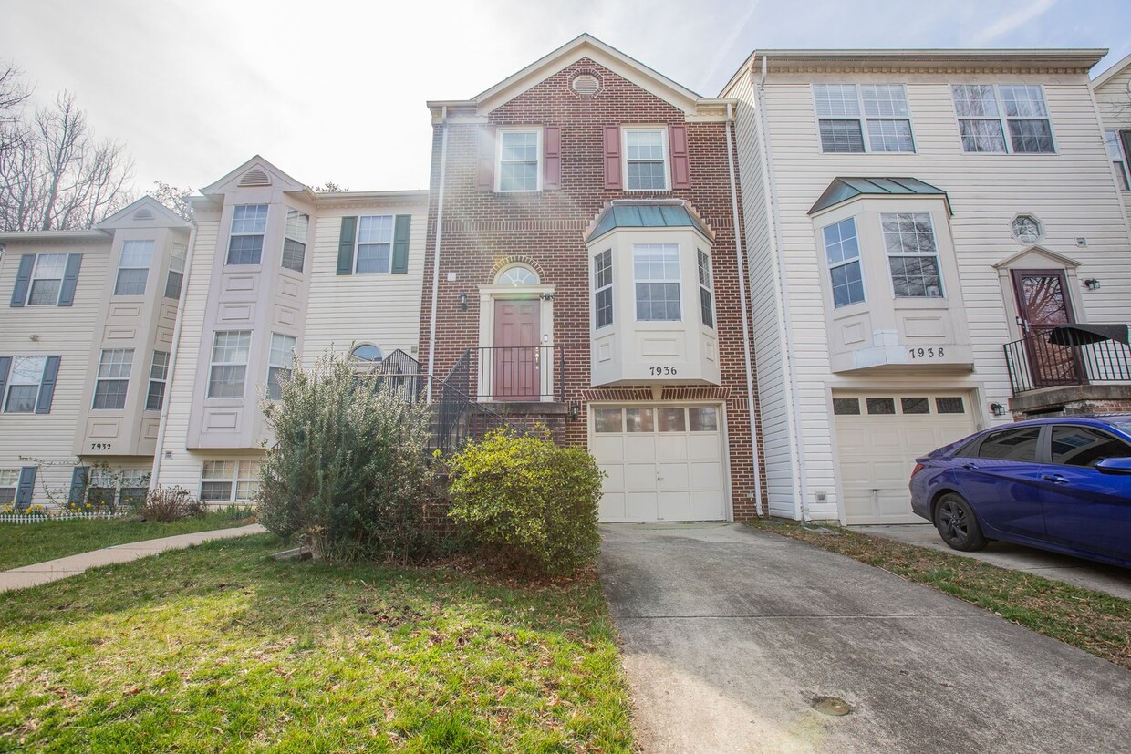 Primary Photo - Lovely 3 BR/2 Full BA & 2 Half BA Townhome...