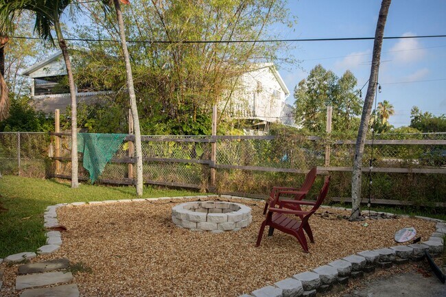 Building Photo - 3 bedroom 2 Bathroom in Big Coppitt No pet...