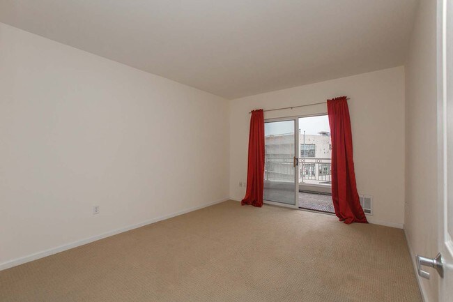 Building Photo - 140 S Van Ness Ave