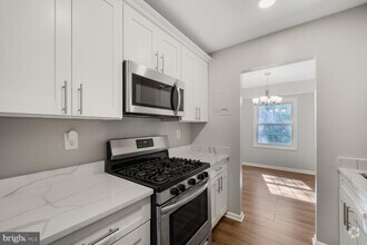 Building Photo - 3860 Lyndhurst Dr
