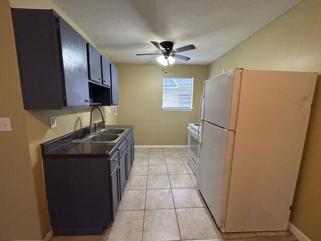 Foto del edificio - Cozy 2-Bedroom Apartment Near Amenities & ...