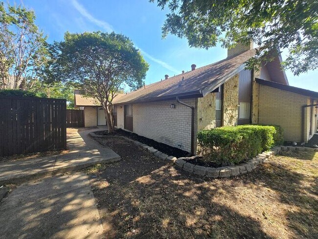 Building Photo - 3 Bedroom/2 Bathroom/1 Covered Parking Places - Remodeled