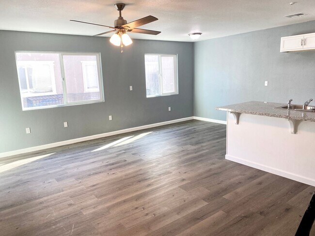 Building Photo - 2 br, 1 bath House - 2785 W Fairmont Ave #101