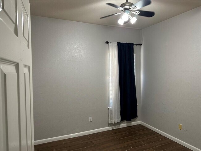 Building Photo - 209 Poplarwood Dr