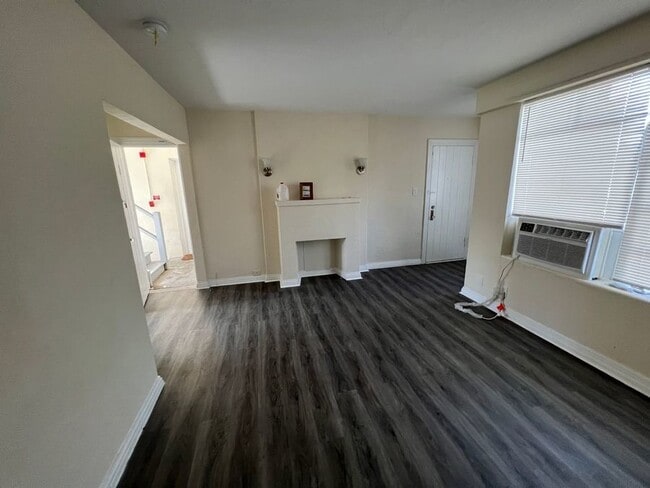 Building Photo - Fully Renovated 2-Bedroom Unit in Downtown...