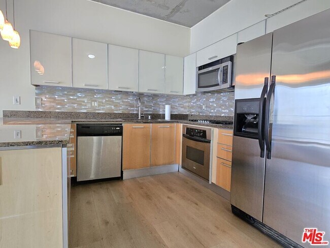 Foto del edificio - 645 W 9th St