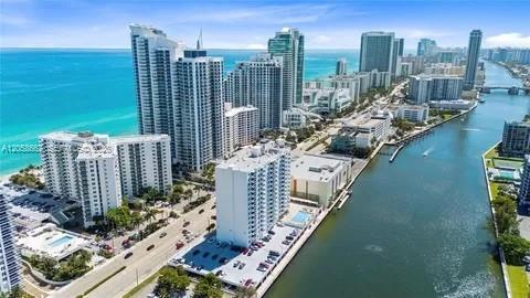Foto del edificio - 3000 S Ocean Dr