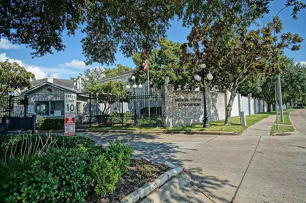 Foto principal - 7775 Cambridge St