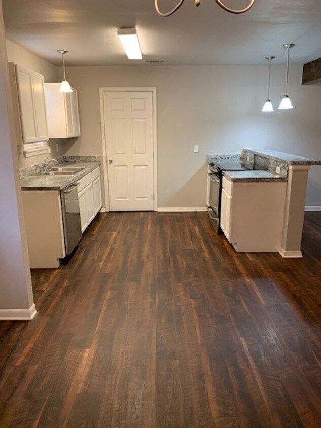 Foto principal - Beautifully remodeled home located on spacious corner lot