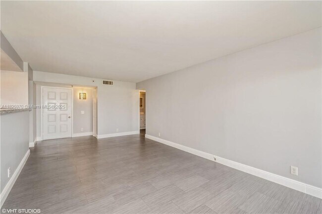 Building Photo - 105 Lake Emerald Dr