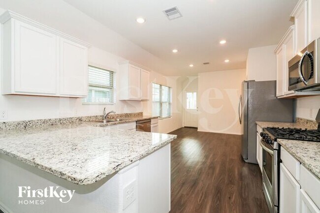 Foto del edificio - 18455 Summit Ranch Dr