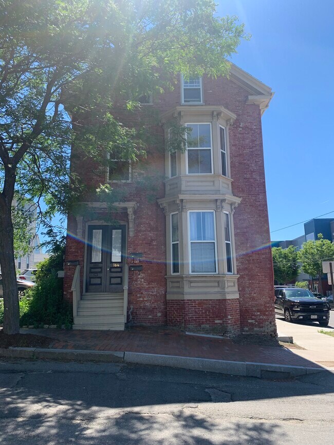 Building Photo - 164 Pearl St