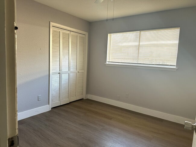 Building Photo - 926 Summers Dr